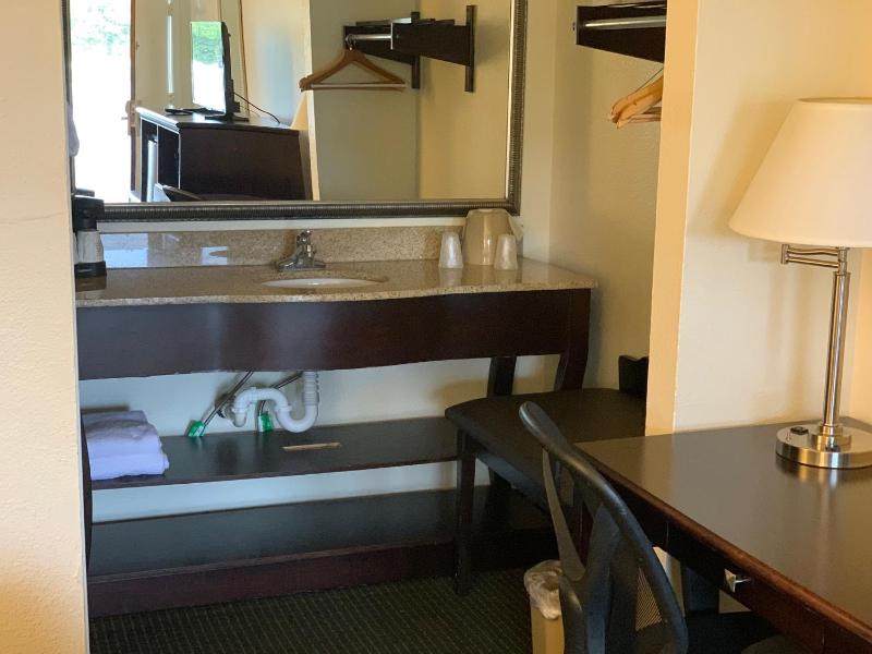 Queen Room with Two Queen Beds - Non-Smoking image 4