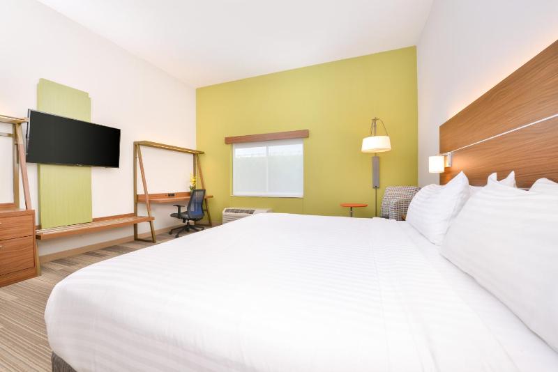 Standard King Room image 2