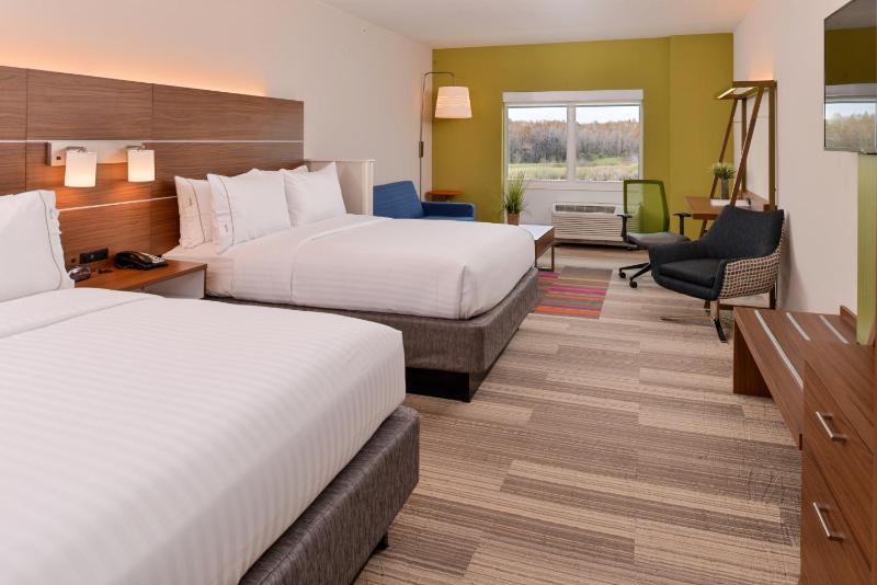 Standard Queen Room with Two Queen Beds image 2