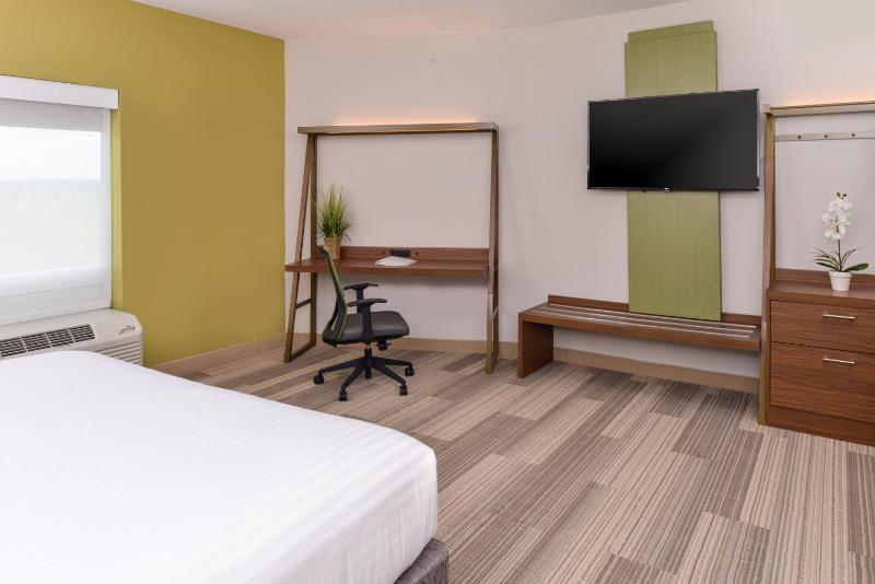 King Room with Roll-In Shower - Disability Access image 2