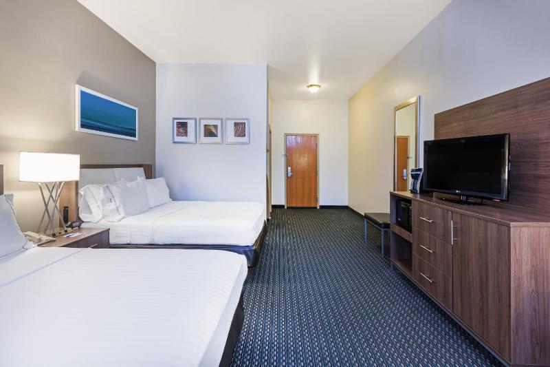Queen Room with Two Queen Beds - Non-Smoking image 1