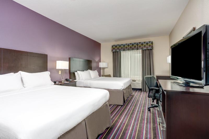 Standard Queen Room with Two Queen Beds image 2
