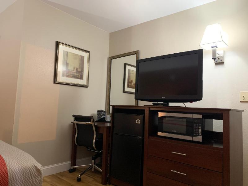Deluxe King Room - Non-Smoking image 3