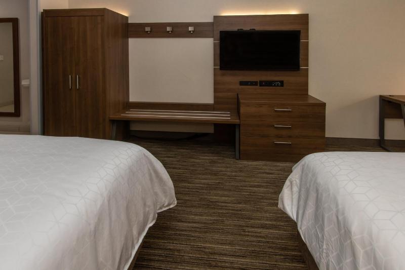 Standard Queen Room with Two Queen Beds image 1