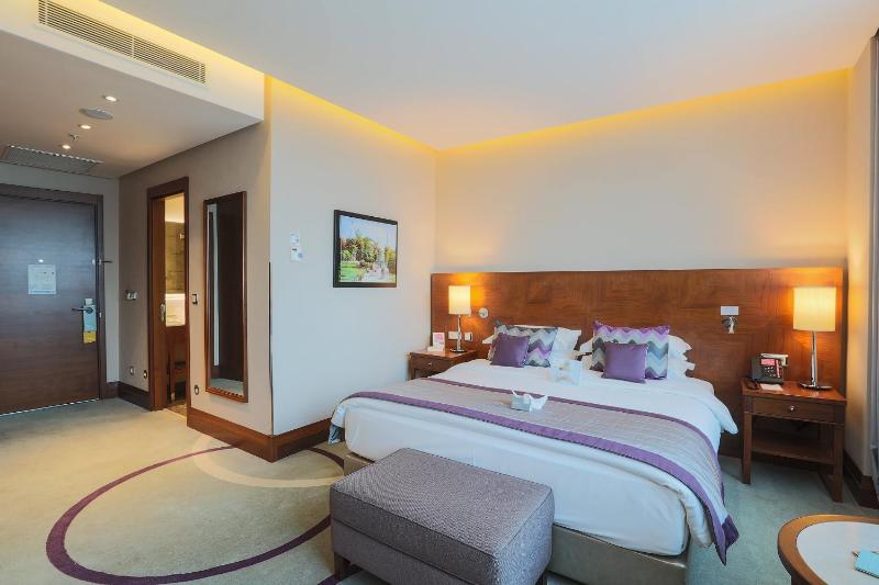 Standard King Room - High Floor image 4