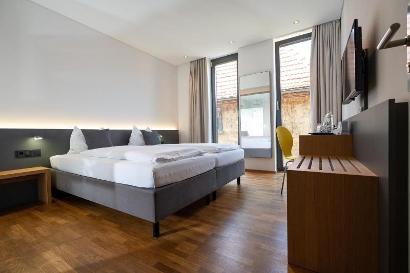 Double Room image 2