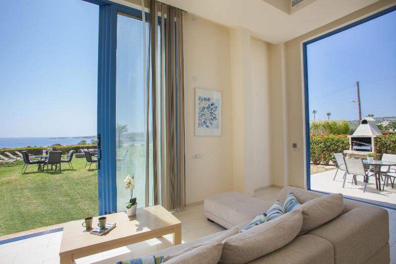 Protaras Seafront Villa Infinte Aretousa - image 3