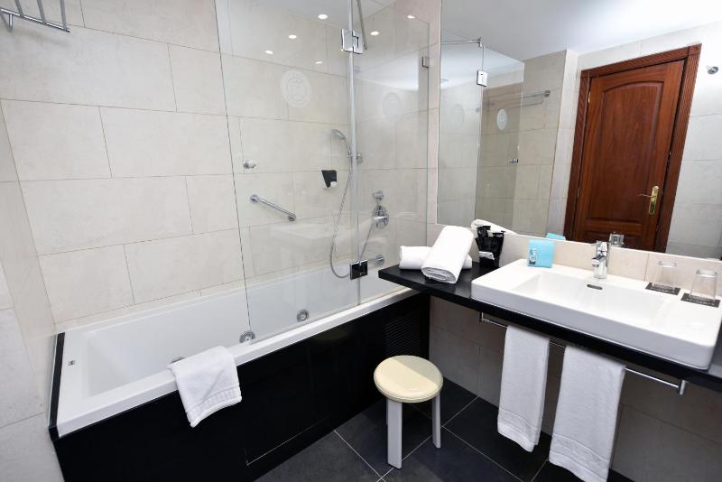 Superior Twin Room image 3