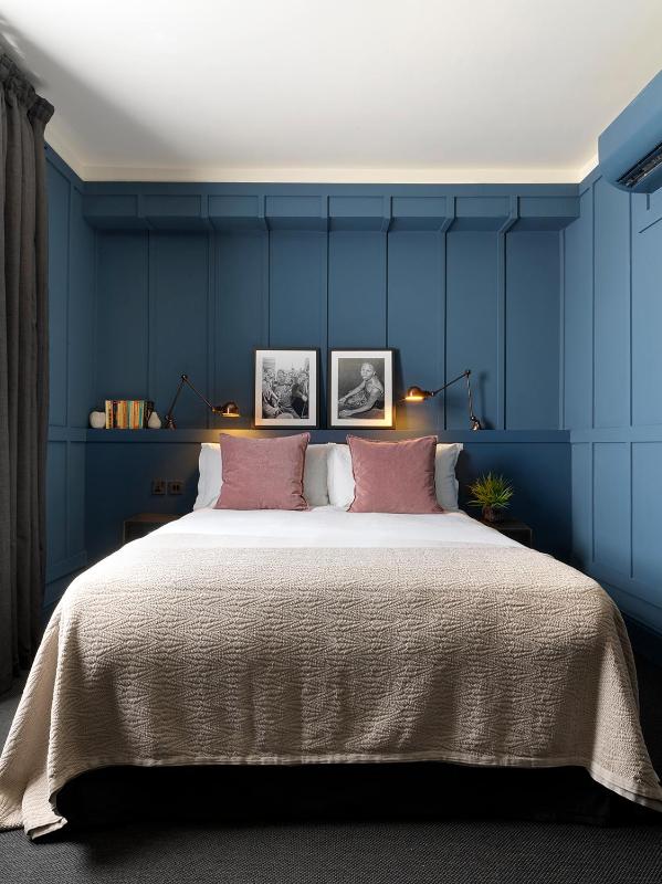 Large Double Room image 3