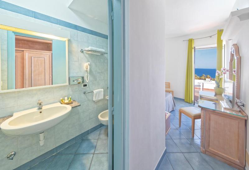 Single Room with Sea View image 3
