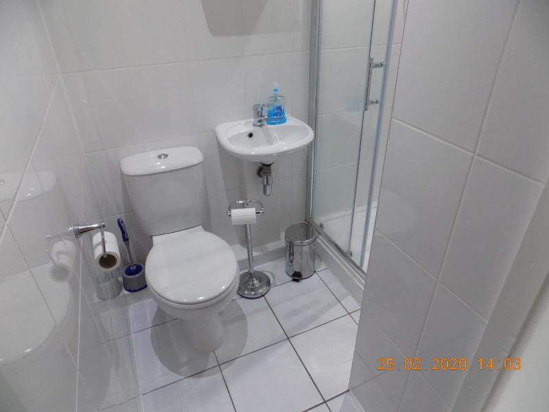 Two-Bedroom Apartment (5 Adults) Oakdene 1 image 3