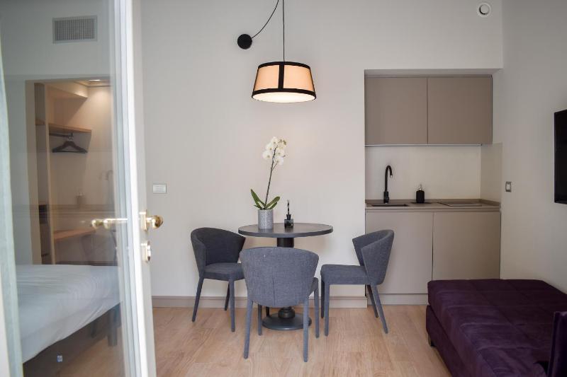 Standard Triple Studio image 4