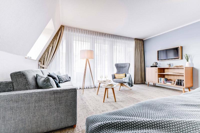 Deluxe Double Room with Balcony image 3