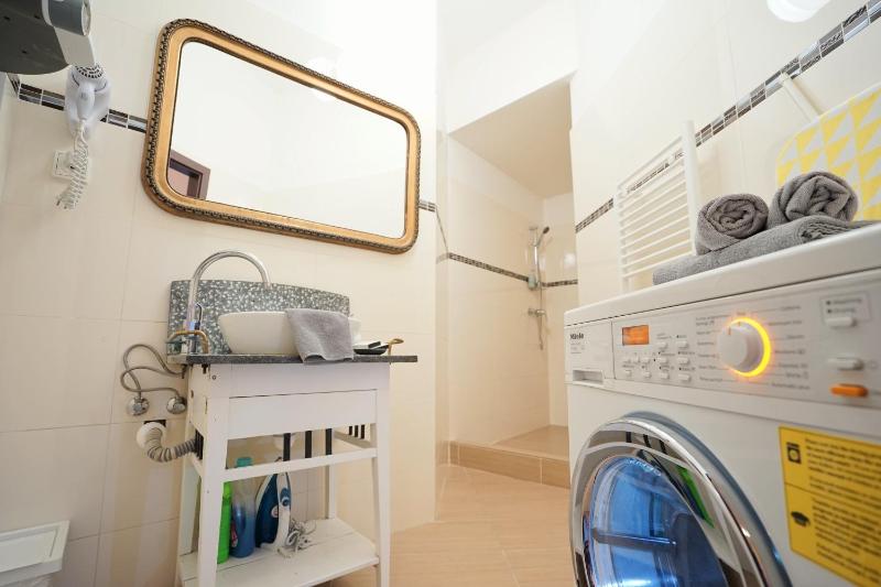 One-Bedroom Apartment with City View image 3