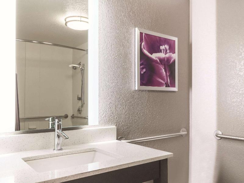 Double Room with Two Double Beds and Bath Tub - Mobility Accessible/Non-Smoking image 2