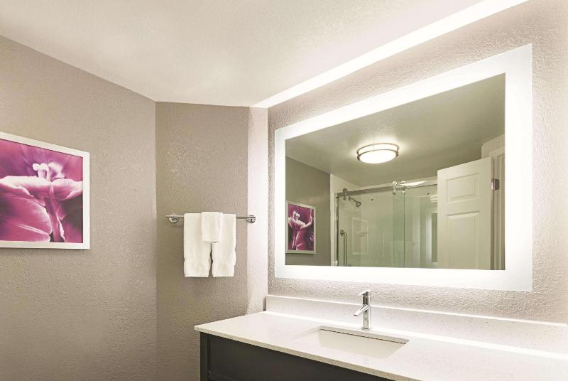 One-Bedroom King Suite - Non-Smoking image 3