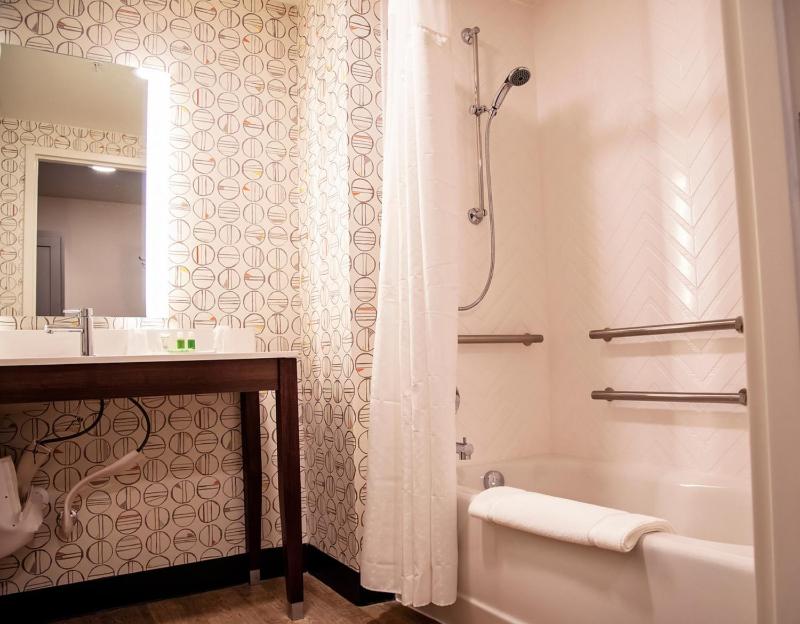 King Room - Mobility Access/Hearing Accessible image 3