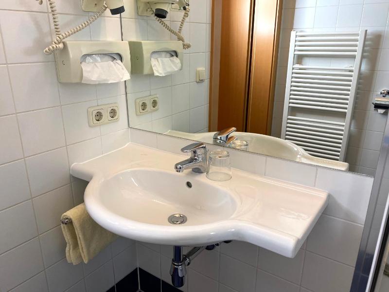Single Room image 3
