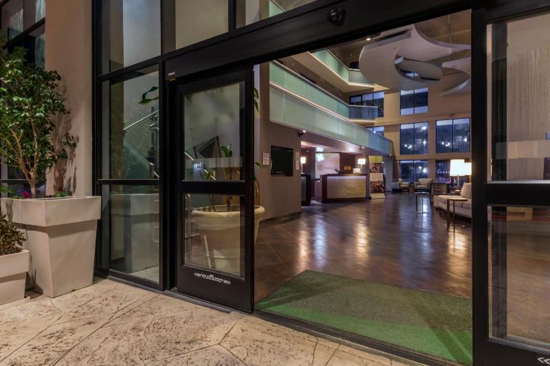 Holiday Inn and Suites Phoenix Airport North By IHG - image 14