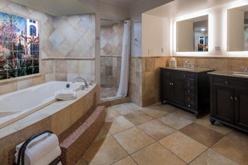 One-Bedroom Suite with Two Queen Beds and Boardroom image 3