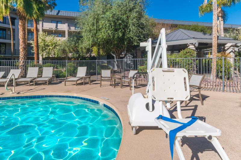 Holiday Inn and Suites Phoenix Airport North By IHG - image 44