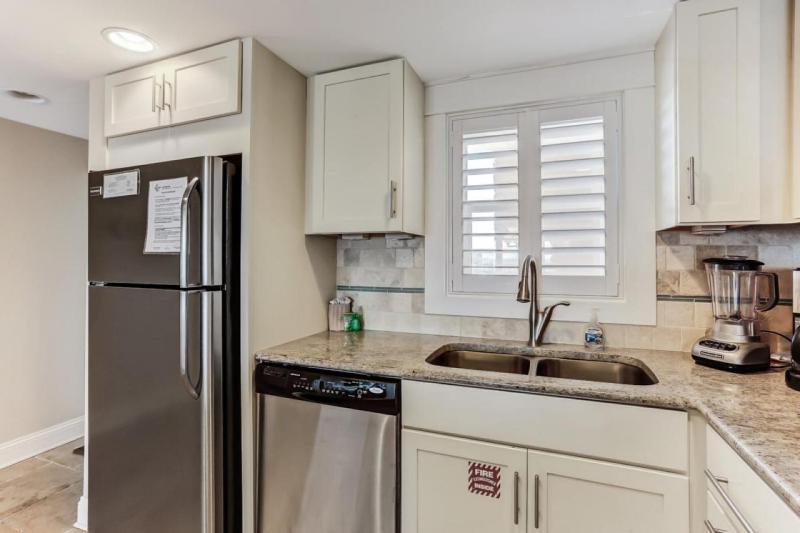 4th Floor 2 Bed/2 Bath Oceanfront condo sleeps 6. Beach view balcony & pool - image 27