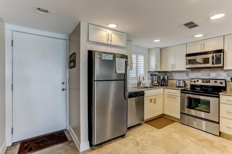 4th Floor 2 Bed/2 Bath Oceanfront condo sleeps 6. Beach view balcony & pool - image 33