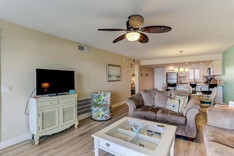 4th Floor 2 Bed/2 Bath Oceanfront condo sleeps 6. Beach view balcony & pool - image 12