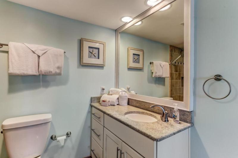 4th Floor 2 Bed/2 Bath Oceanfront condo sleeps 6. Beach view balcony & pool - image 8