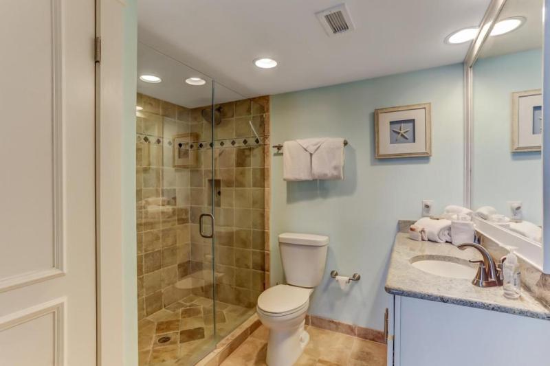 4th Floor 2 Bed/2 Bath Oceanfront condo sleeps 6. Beach view balcony & pool - image 17