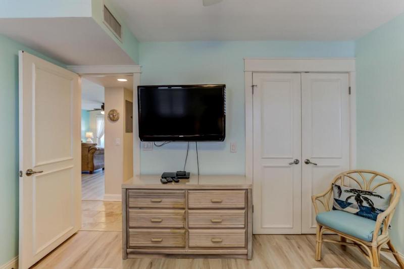 4th Floor 2 Bed/2 Bath Oceanfront condo sleeps 6. Beach view balcony & pool - image 21