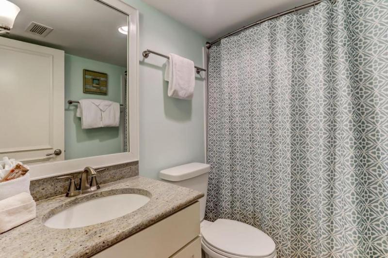 4th Floor 2 Bed/2 Bath Oceanfront condo sleeps 6. Beach view balcony & pool - image 10