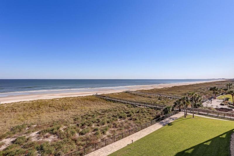 4th Floor 2 Bed/2 Bath Oceanfront condo sleeps 6. Beach view balcony & pool - image 19