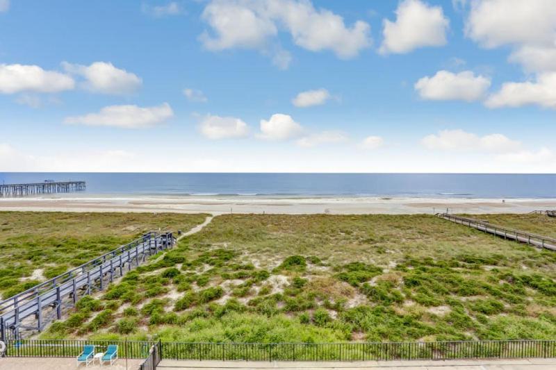 4th Floor 2 Bed/2 Bath Oceanfront condo sleeps 6. Beach view balcony & pool - image 23