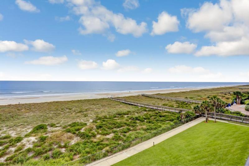 4th Floor 2 Bed/2 Bath Oceanfront condo sleeps 6. Beach view balcony & pool - image 14