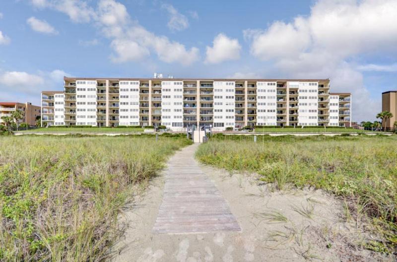 4th Floor 2 Bed/2 Bath Oceanfront condo sleeps 6. Beach view balcony & pool - image 20