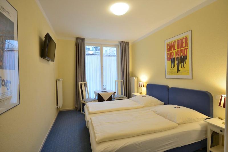 Standard Twin Room image 4