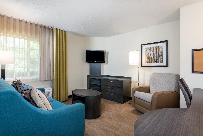 One-Bedroom Queen Suite with Two Queen Beds image 4