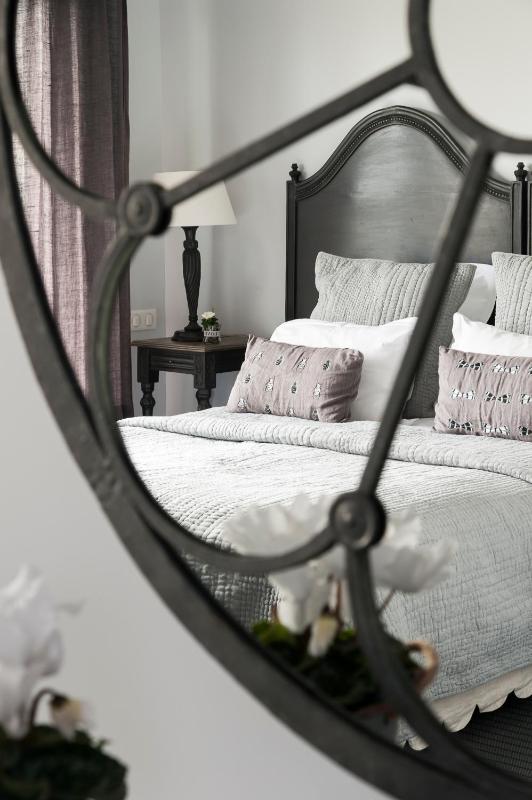 Queen Room with Garden View image 4