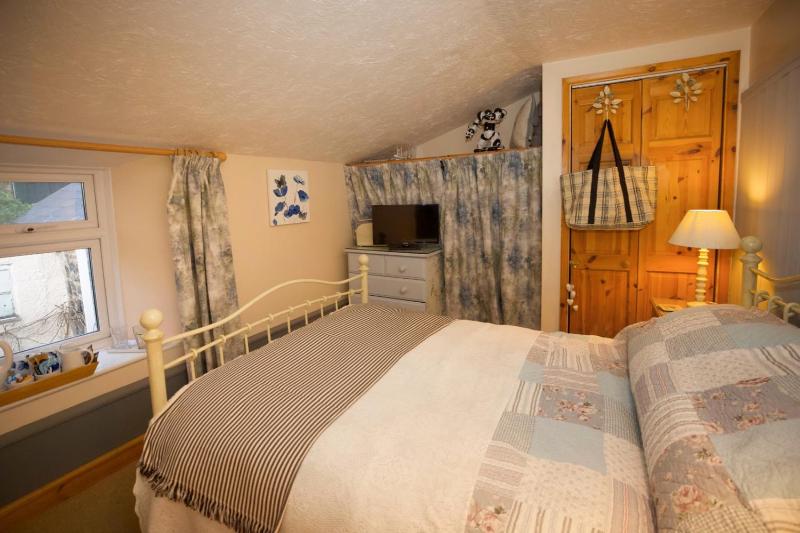 Family Room image 3