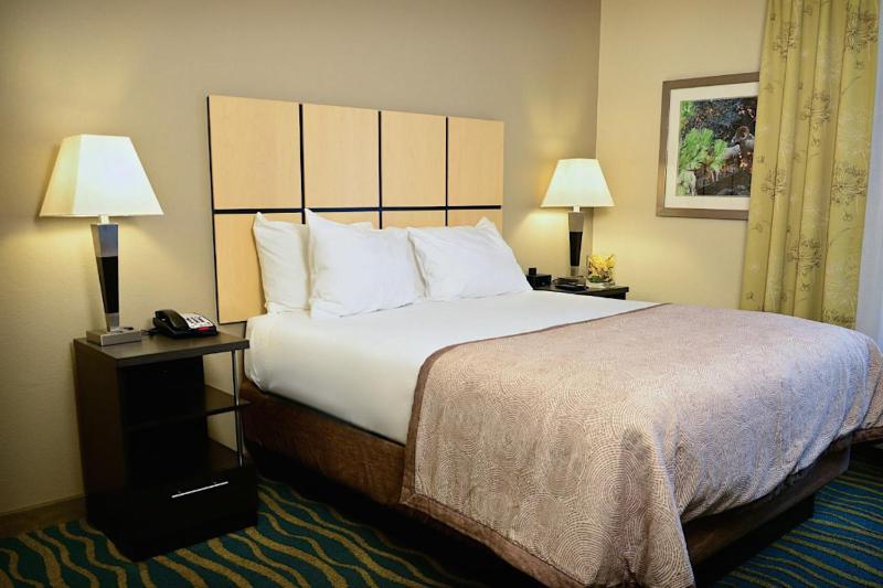 Queen Room - Hearing Accessible - Non-Smoking image 3