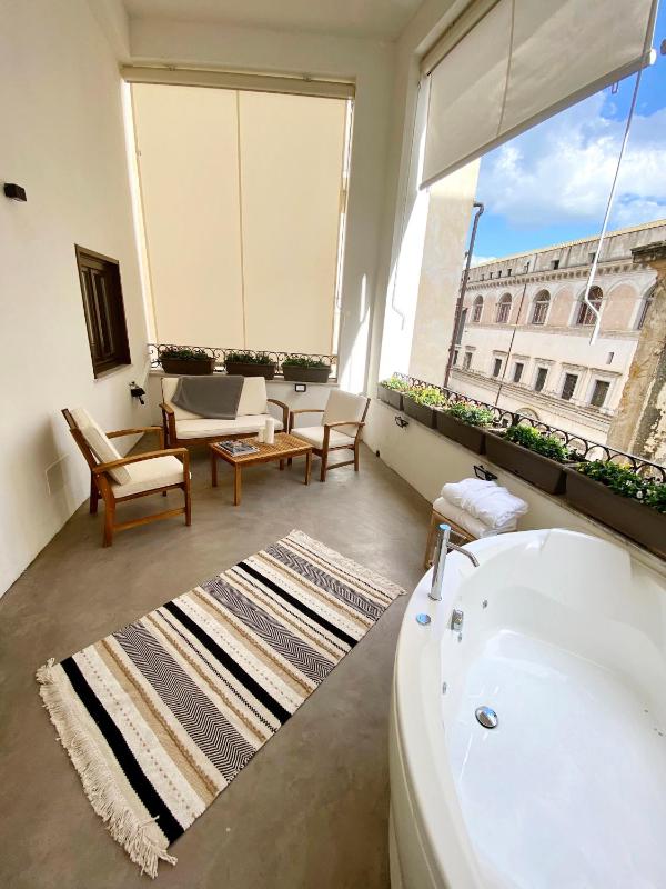 Deluxe Suite with Spa Bath image 2