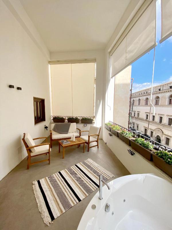 Deluxe Suite with Spa Bath image 3