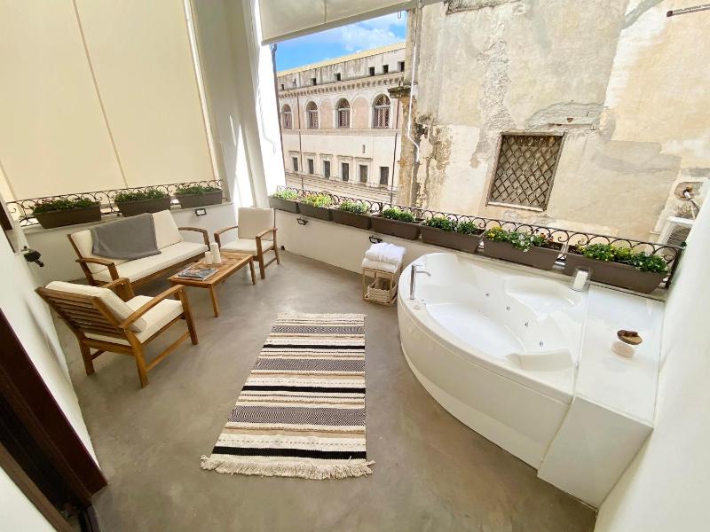 Deluxe Suite with Spa Bath image 4