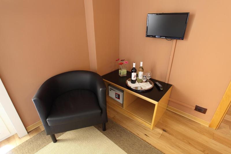 Double or Twin Room image 3