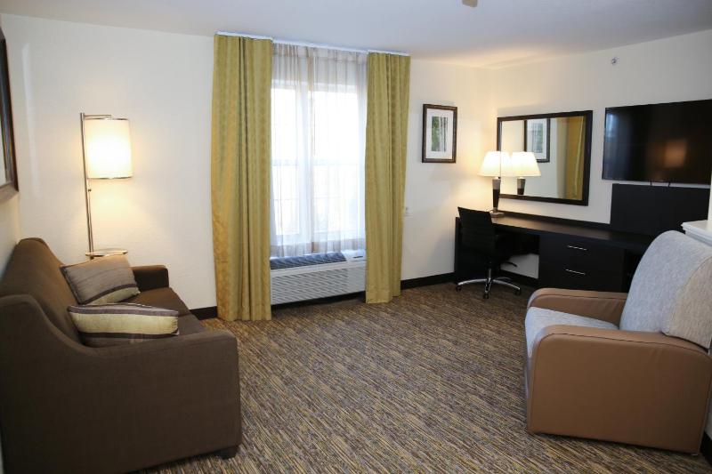 One-Bedroom Queen Suite image 4