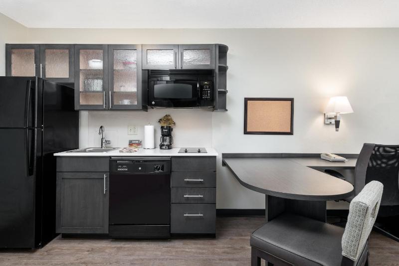 One-Bedroom Suite with Sofa Bed image 3