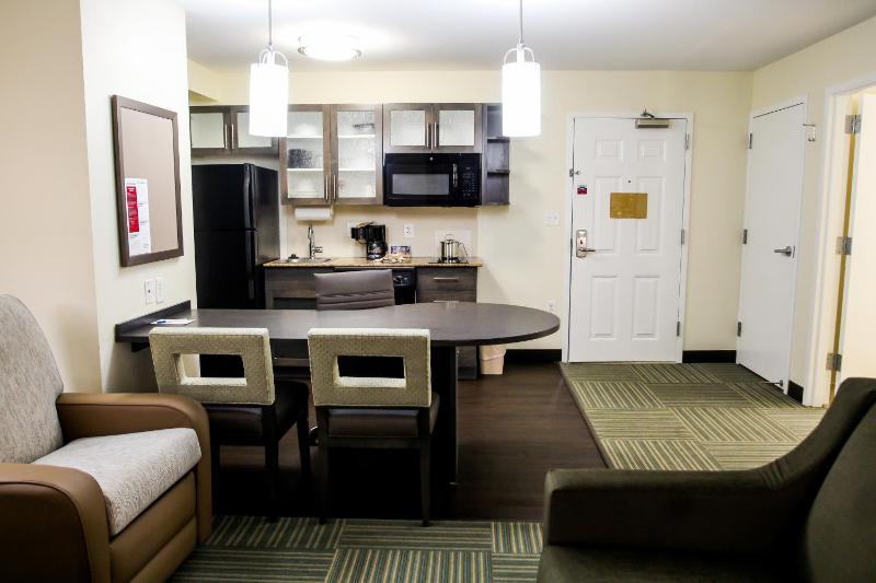 One-Bedroom Queen Suite image 3