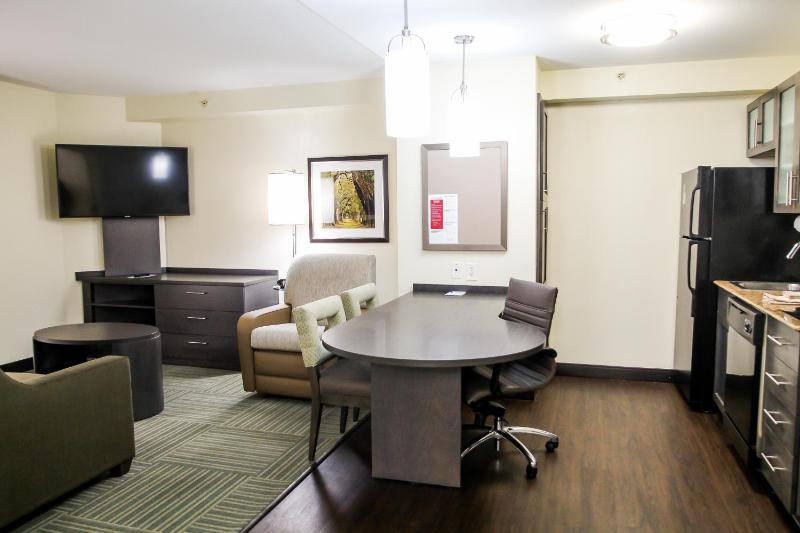 One-Bedroom Queen Suite image 2