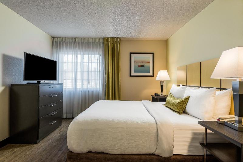 One-Bedroom Queen Room with Mobility Accessible Tub - Non-Smoking image 1